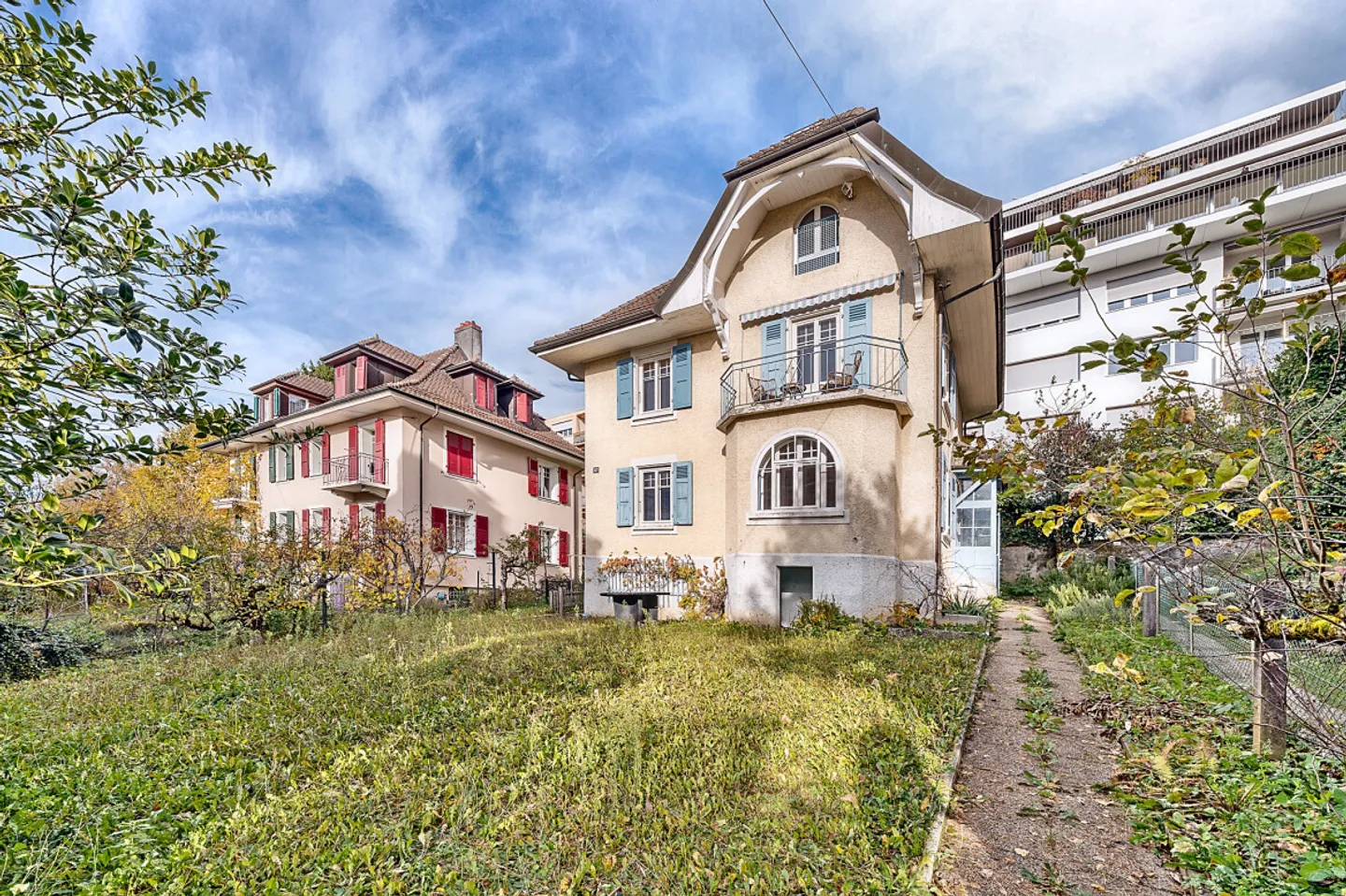 DETACHED HOUSE WITH GARDEN - Photo 1 of 9