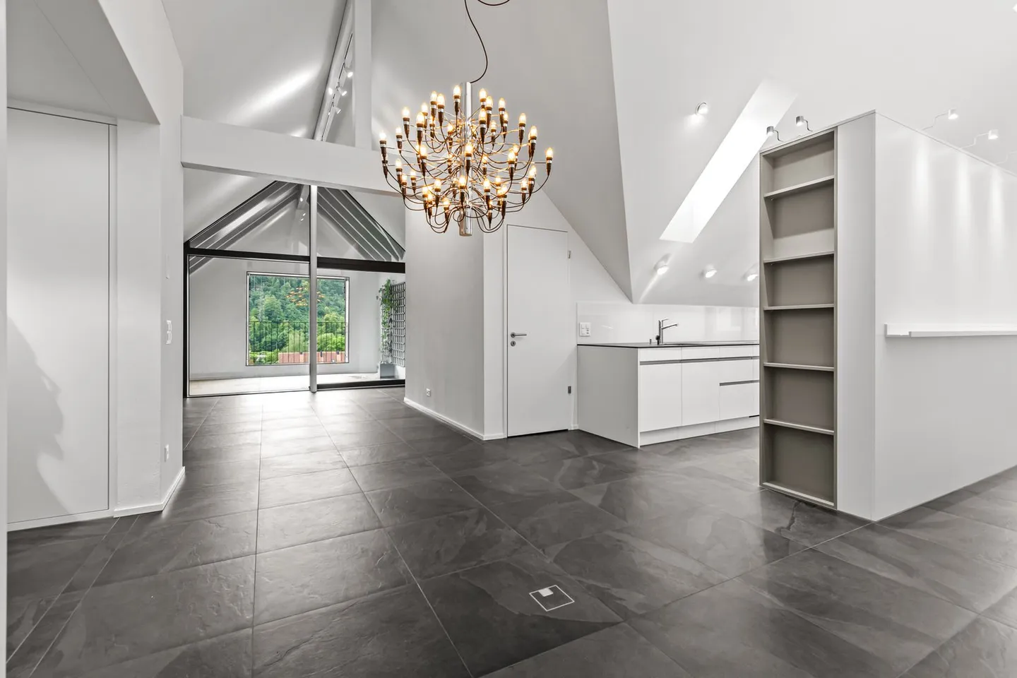 Penthouse moderne et spacieux de 4,5 pièces avec des hauteurs de plafond impressionnantes - Photo 2 sur 9