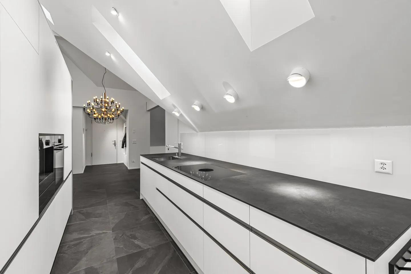 Penthouse moderne et spacieux de 4,5 pièces avec des hauteurs de plafond impressionnantes - Photo 4 sur 9