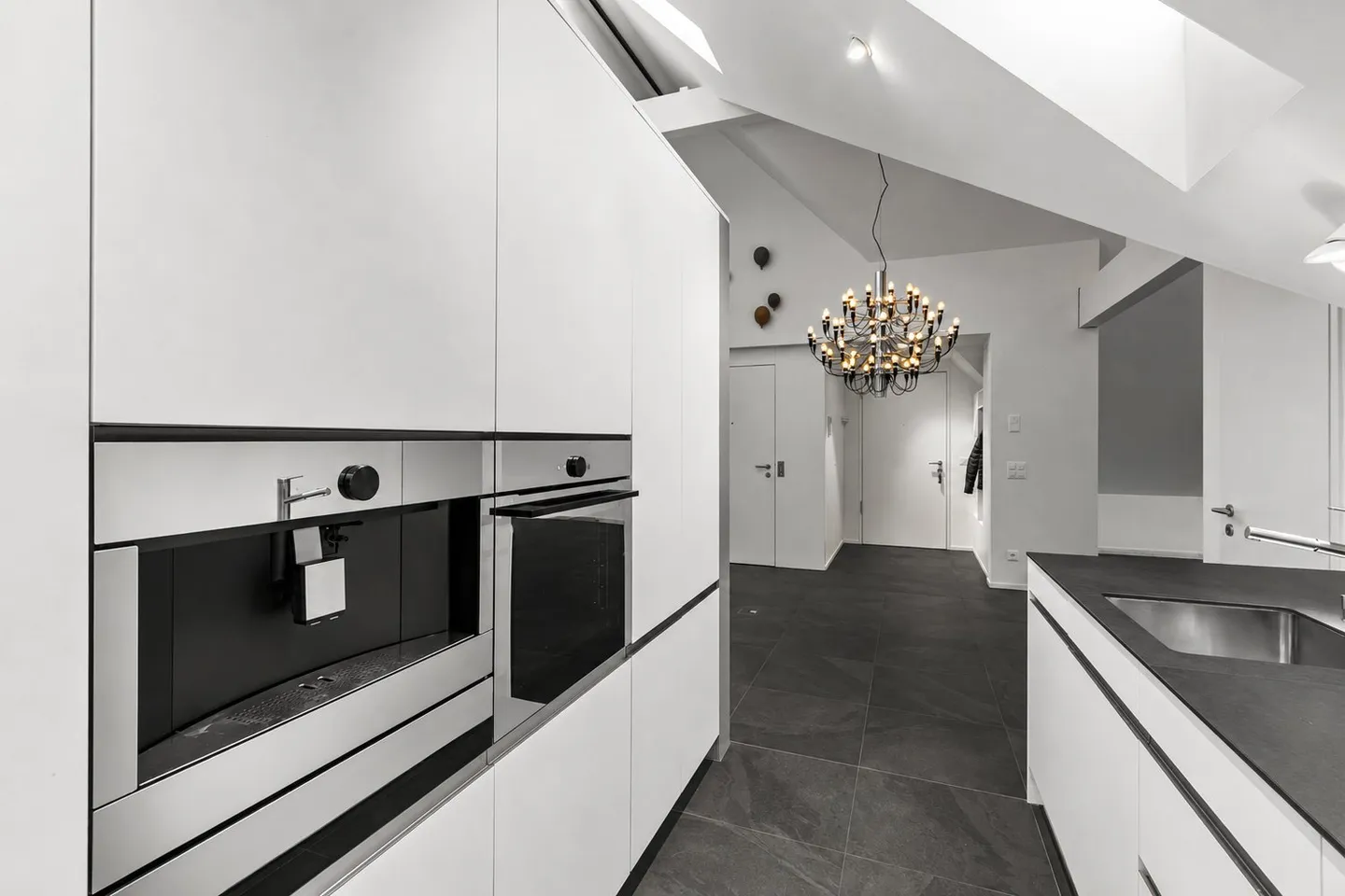 Penthouse moderne et spacieux de 4,5 pièces avec des hauteurs de plafond impressionnantes - Photo 5 sur 9