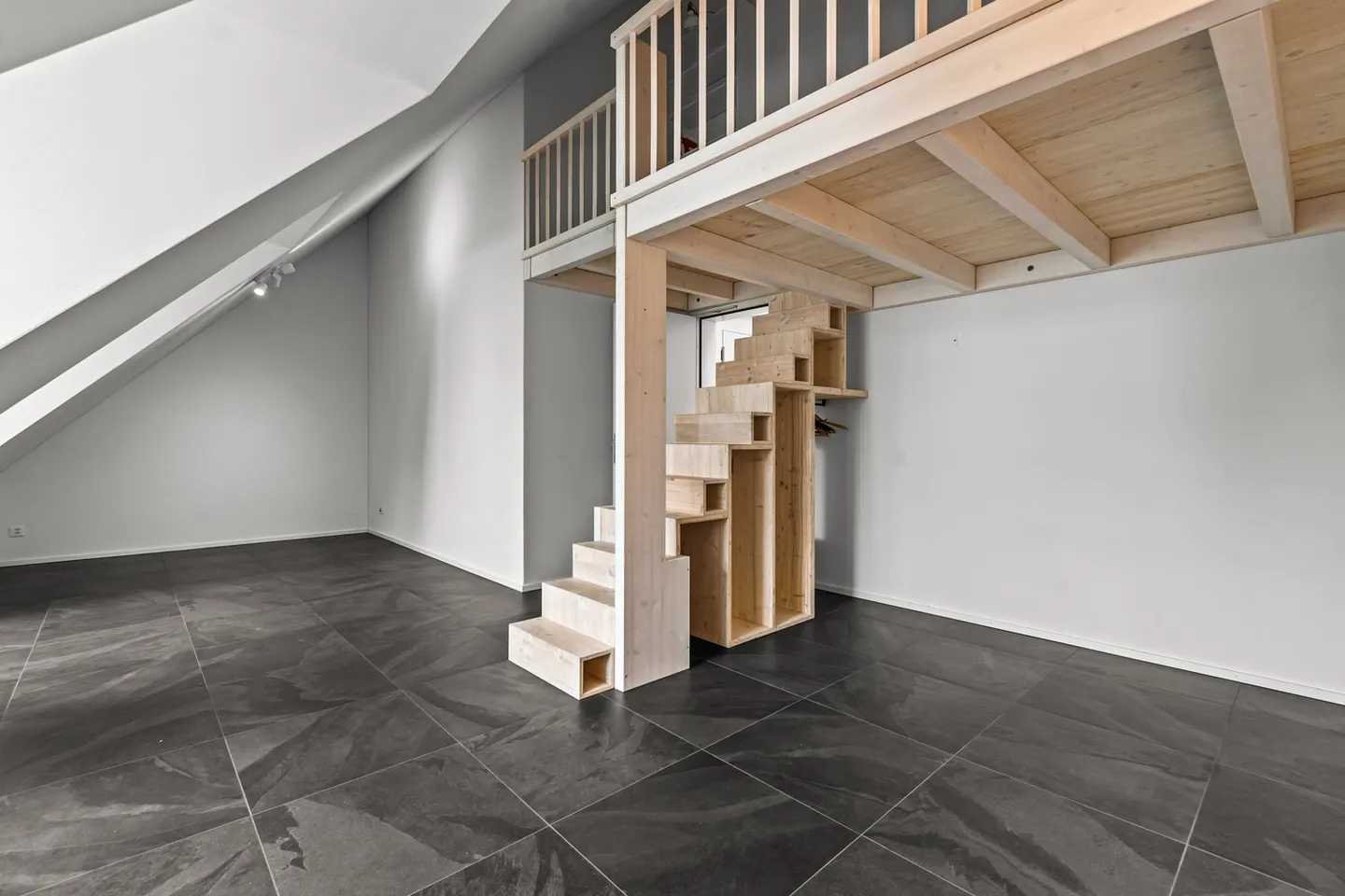 Penthouse moderne et spacieux de 4,5 pièces avec des hauteurs de plafond impressionnantes - Photo 7 sur 9