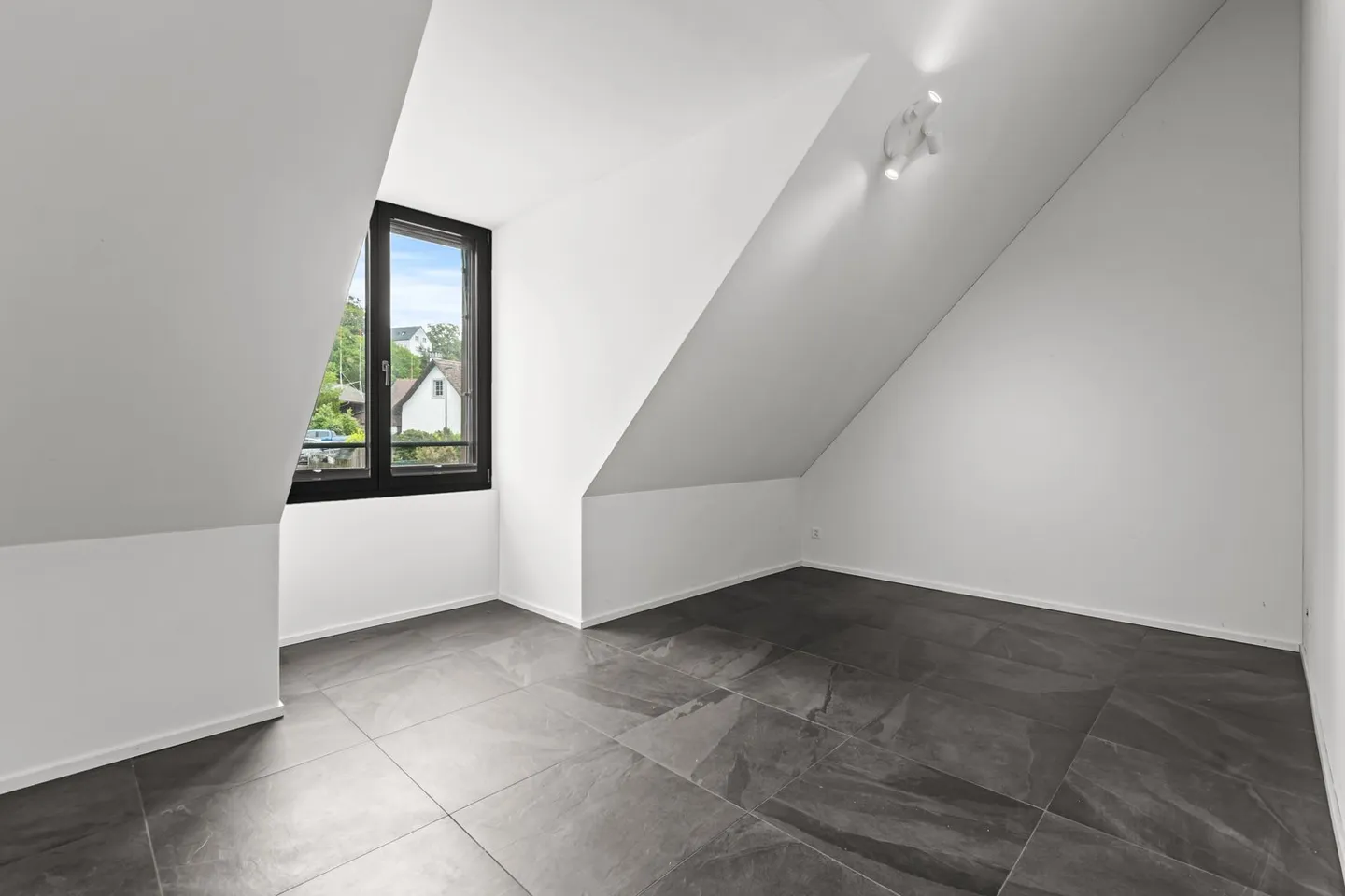 Penthouse moderne et spacieux de 4,5 pièces avec des hauteurs de plafond impressionnantes - Photo 8 sur 9