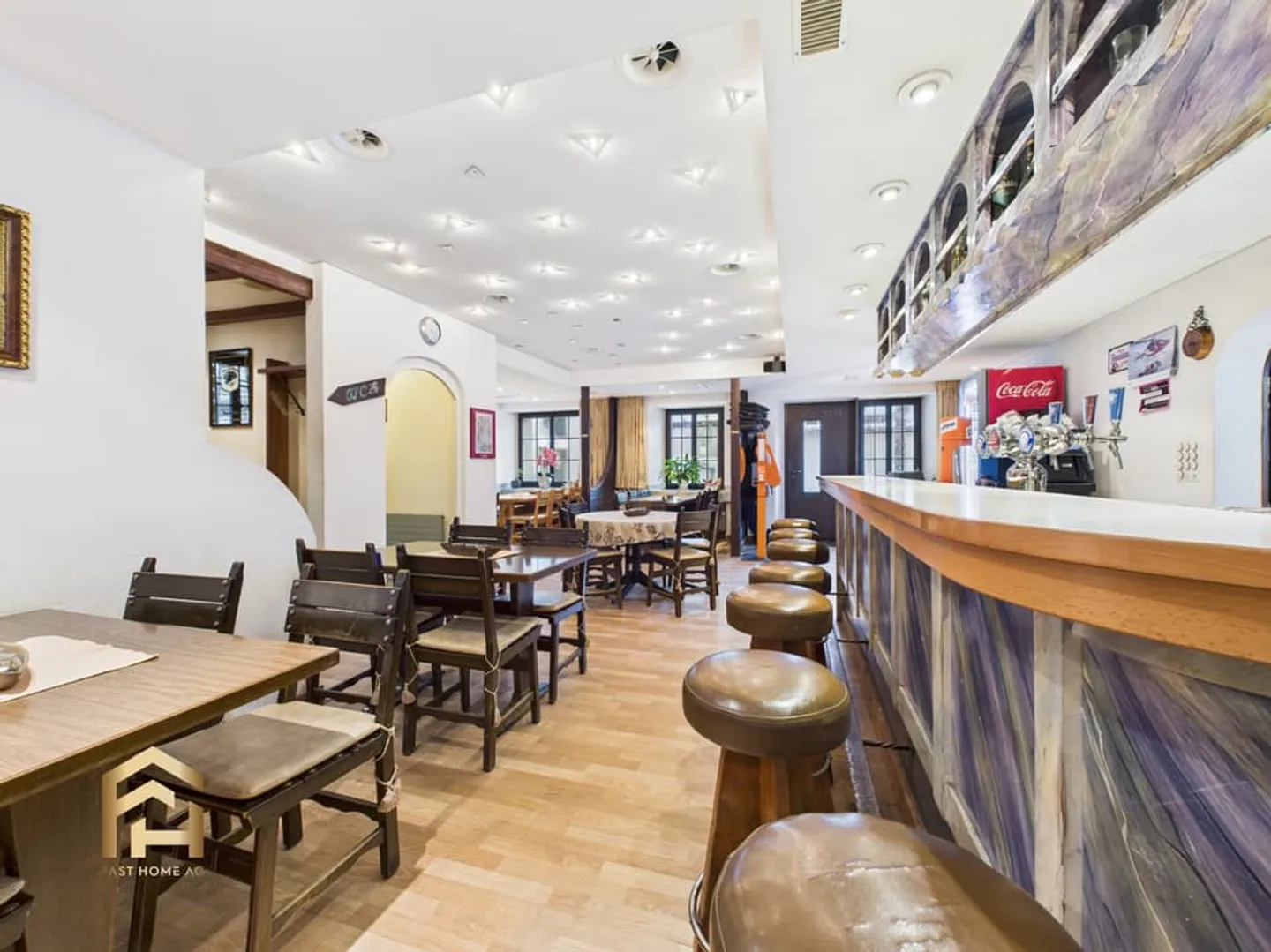 Restaurant avec terrasse, pub et espaces de stockage au centre de St. Niklaus - Photo 1 sur 13