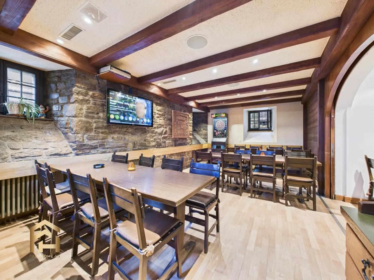 Restaurant avec terrasse, pub et espaces de stockage au centre de St. Niklaus - Photo 3 sur 13