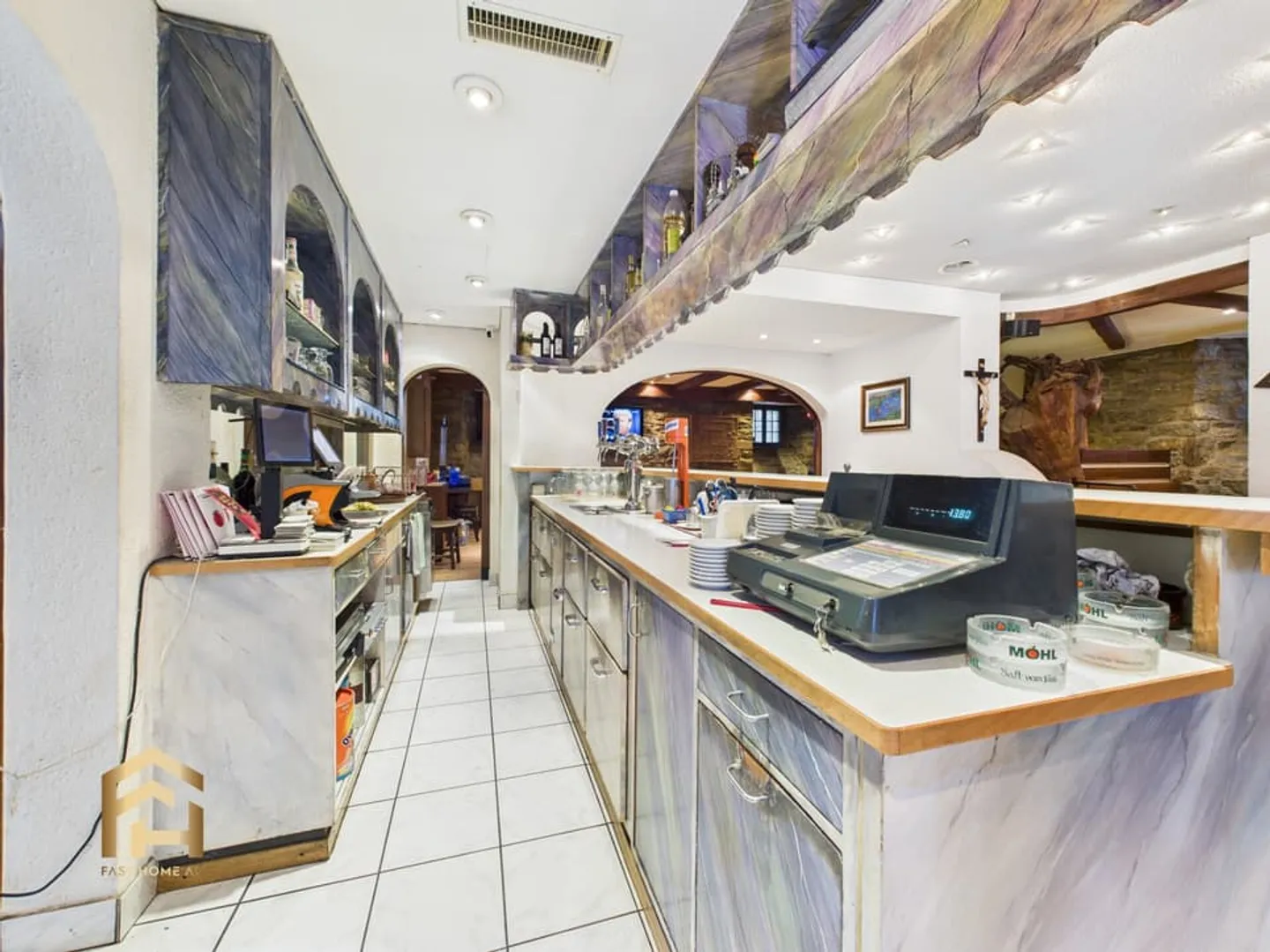 Restaurant avec terrasse, pub et espaces de stockage au centre de St. Niklaus - Photo 4 sur 13