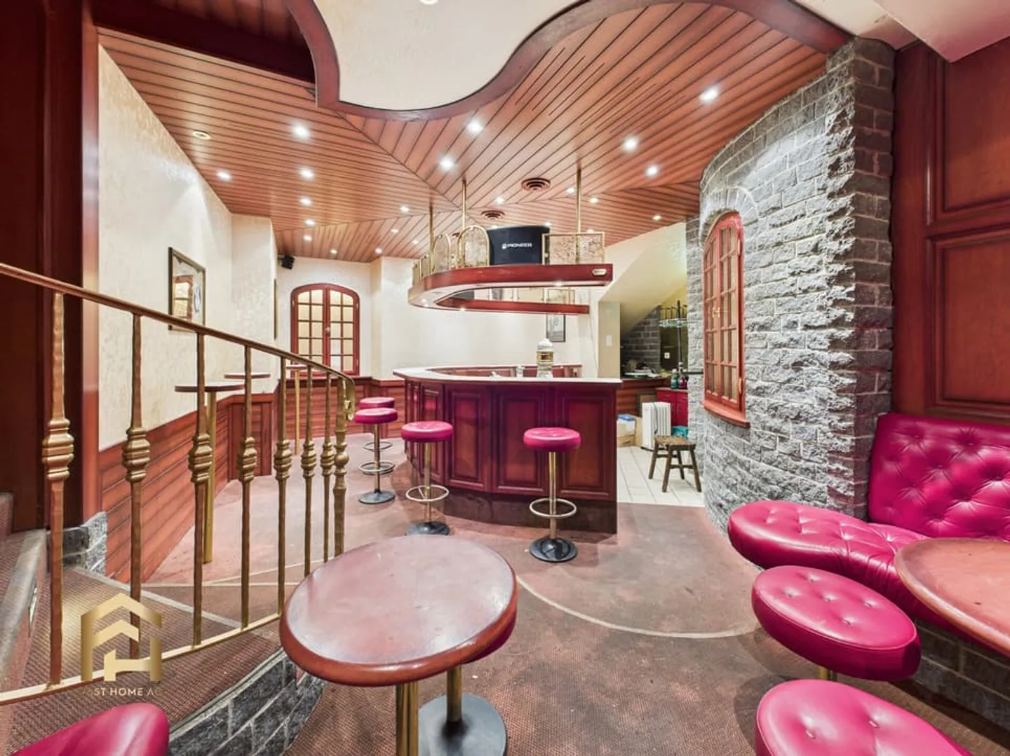 Restaurant avec terrasse, pub et espaces de stockage au centre de St. Niklaus - Photo 6 sur 13