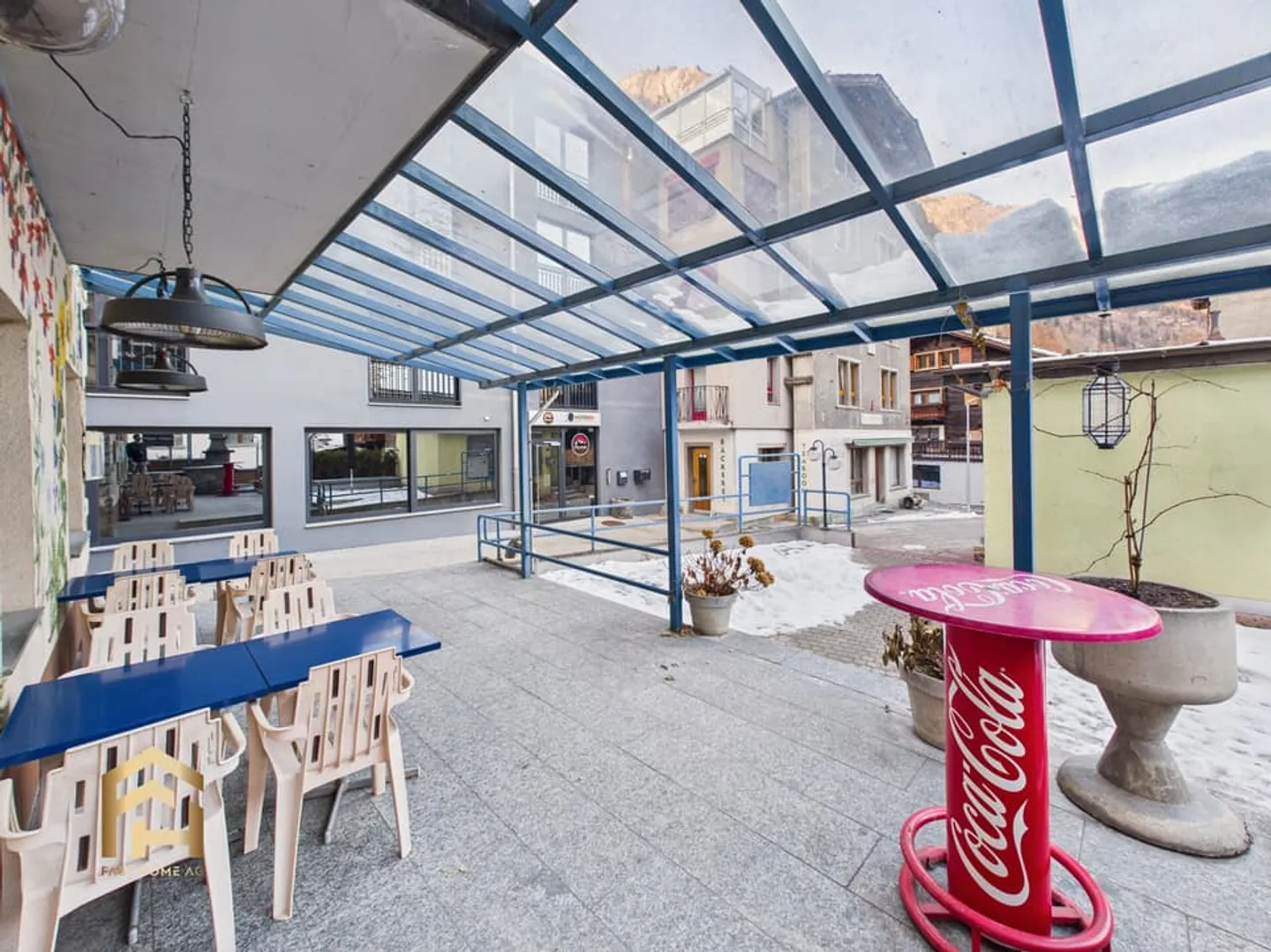 Restaurant avec terrasse, pub et espaces de stockage au centre de St. Niklaus - Photo 9 sur 13