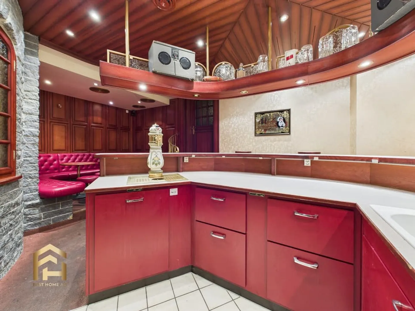 Restaurant avec terrasse, pub et espaces de stockage au centre de St. Niklaus - Photo 8 sur 13