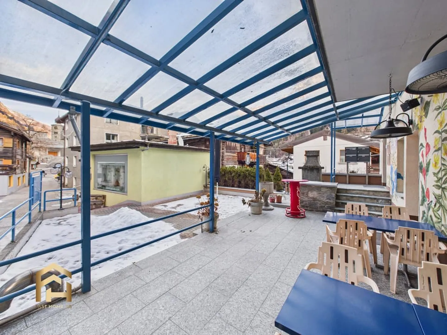 Restaurant avec terrasse, pub et espaces de stockage au centre de St. Niklaus - Photo 10 sur 13