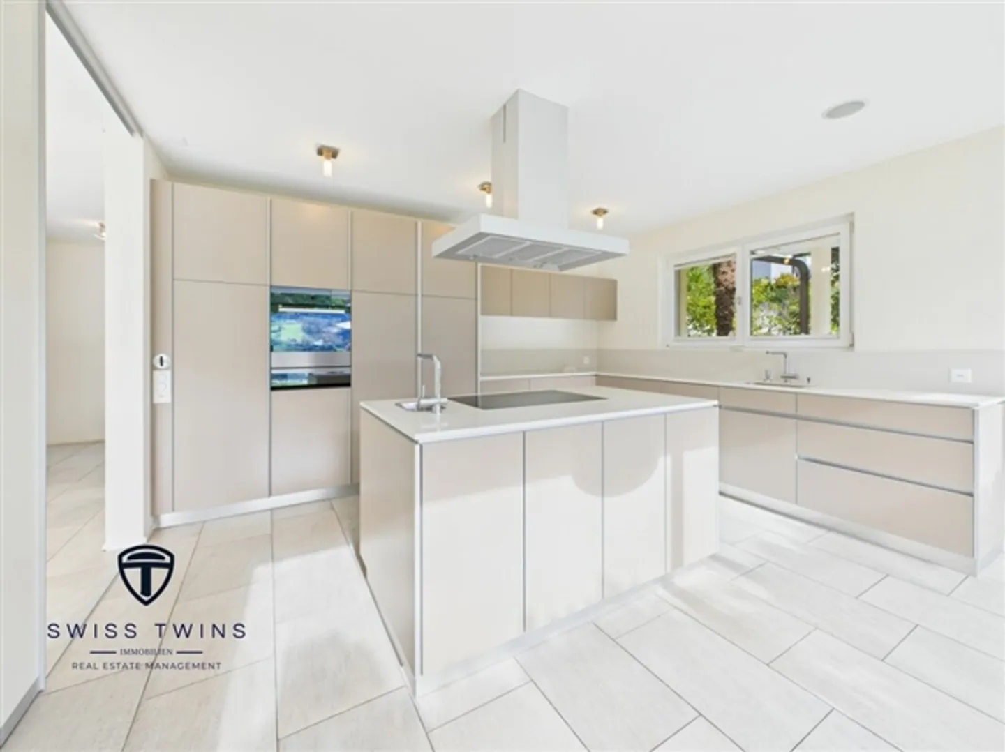 Expérience de vie généreuse et moderne avec vue imprenable sur Sonnenberg - Photo 3 sur 20