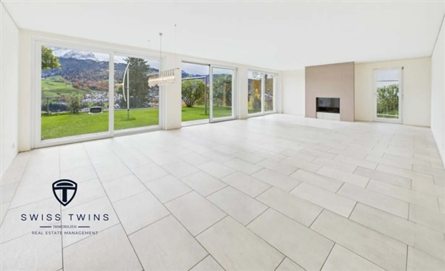 Expérience de vie généreuse et moderne avec vue imprenable sur Sonnenberg - Photo 2 sur 20