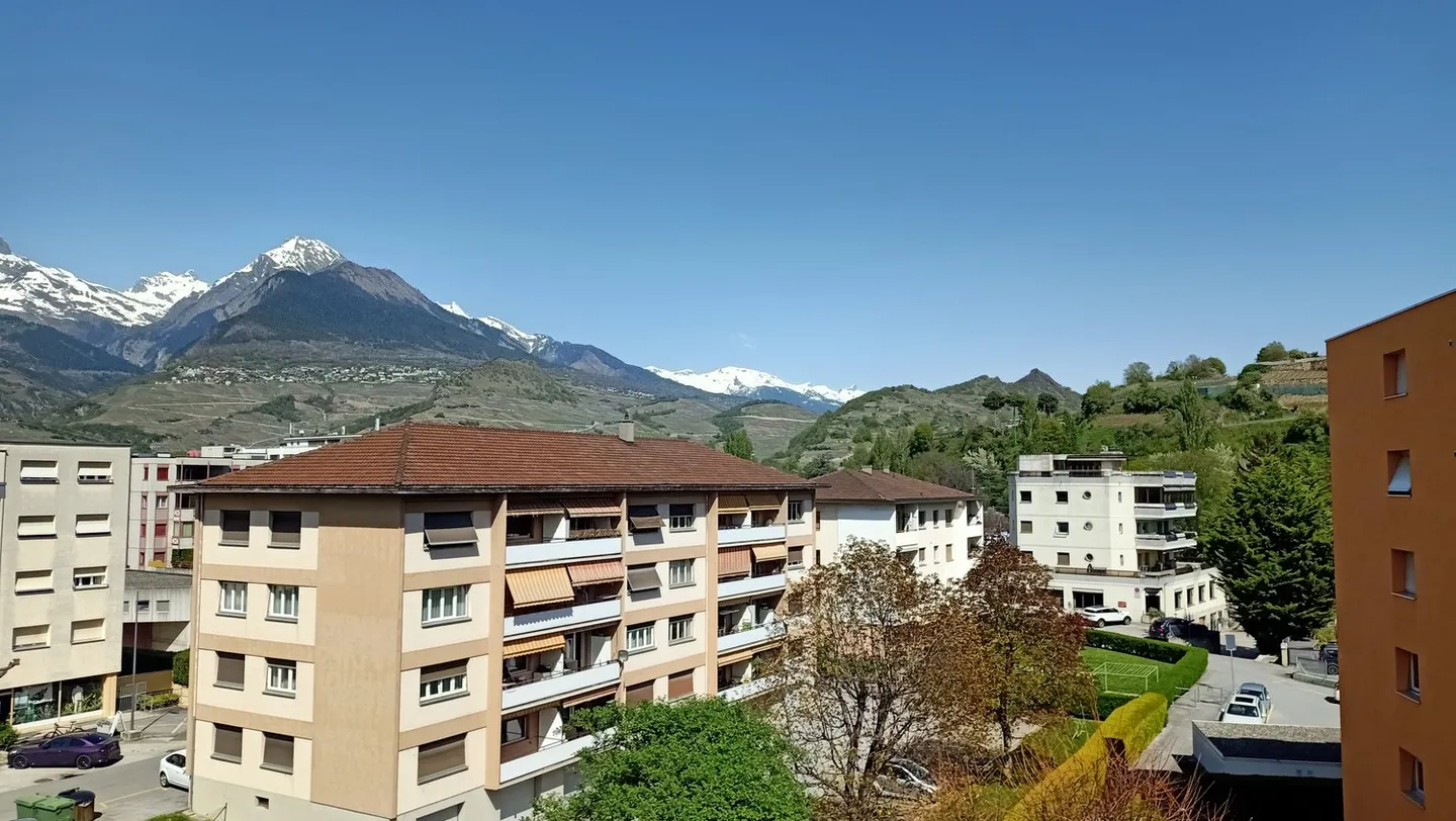 Vicino alla stazione e all'autobus con grande balcone e posto auto - Foto 5 di 11