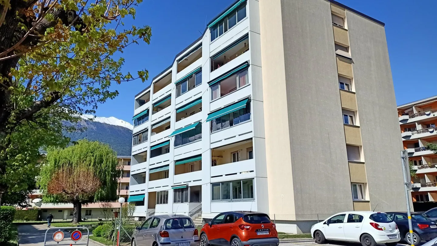 Vicino alla stazione e all'autobus con grande balcone e posto auto - Foto 11 di 11