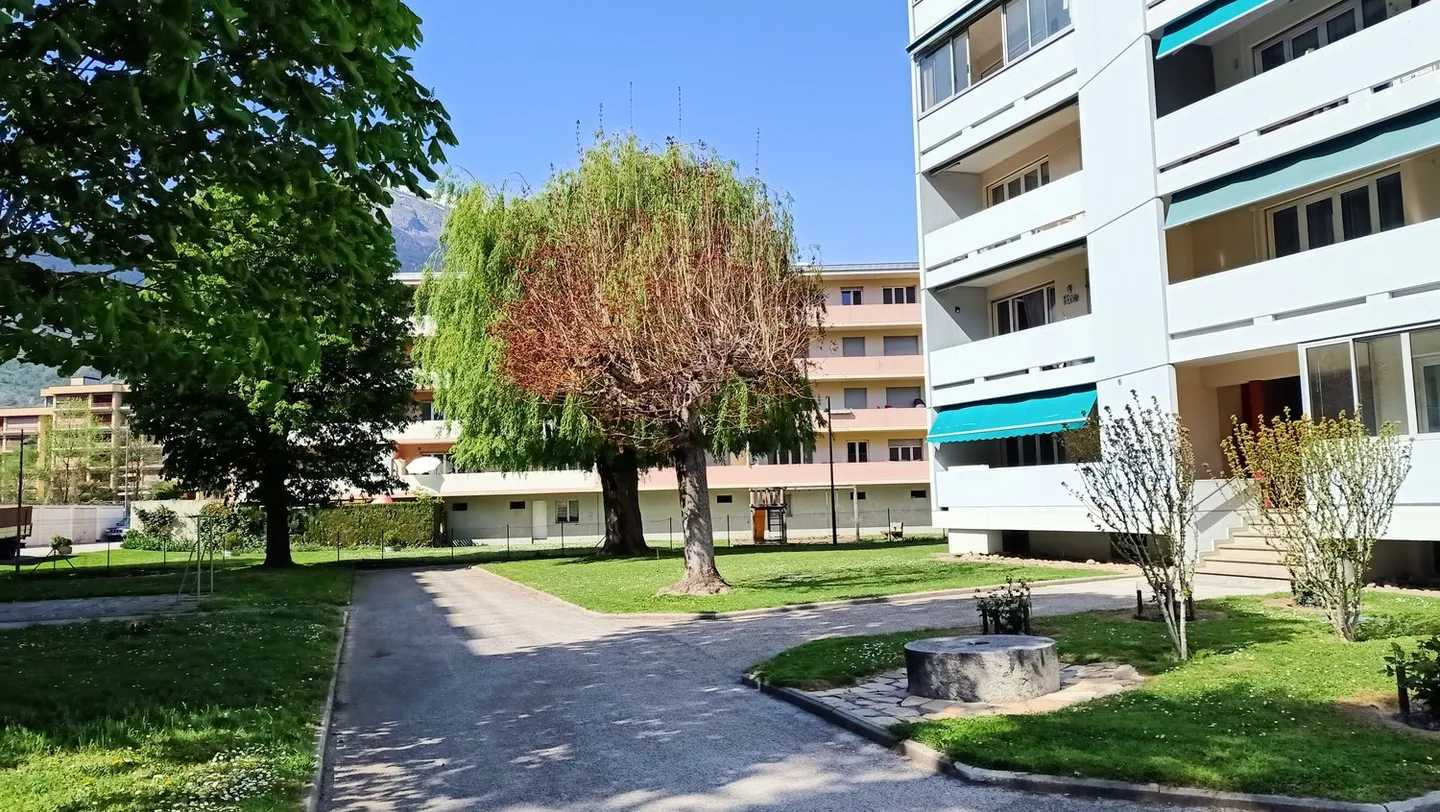 Vicino alla stazione e all'autobus con grande balcone e posto auto - Foto 4 di 11
