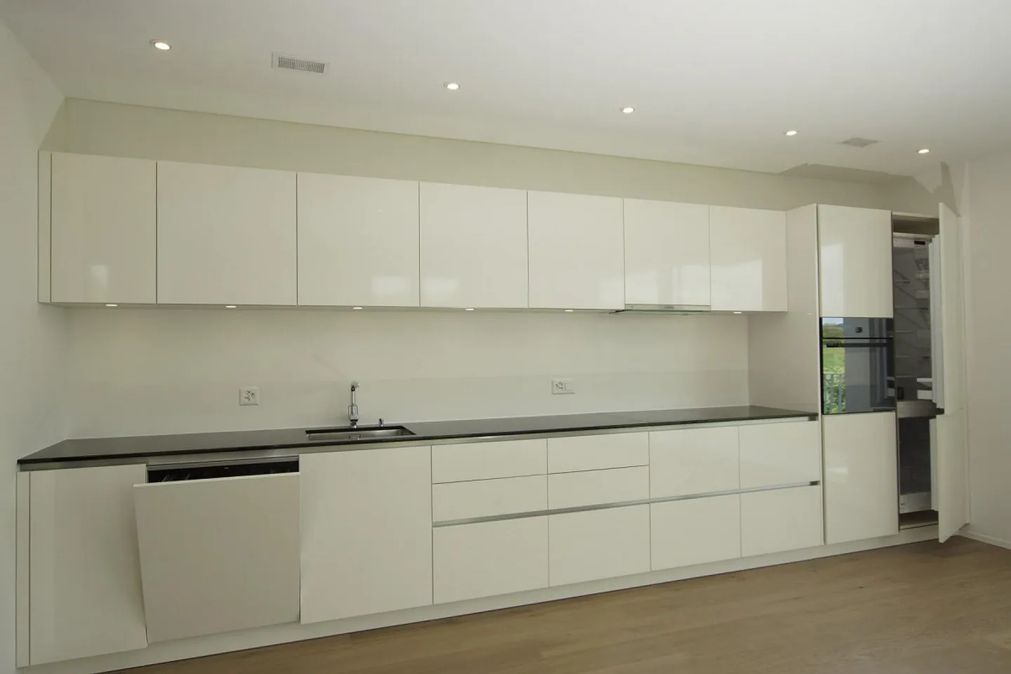 Bellissimo appartamento moderno e luminoso con grande balcone e vista panoramica - Foto 5 di 7