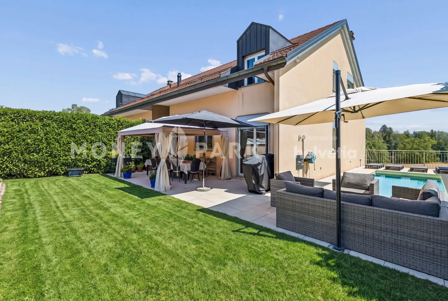 Family villa with swimming pool in Boussens - Photo 1 of 14