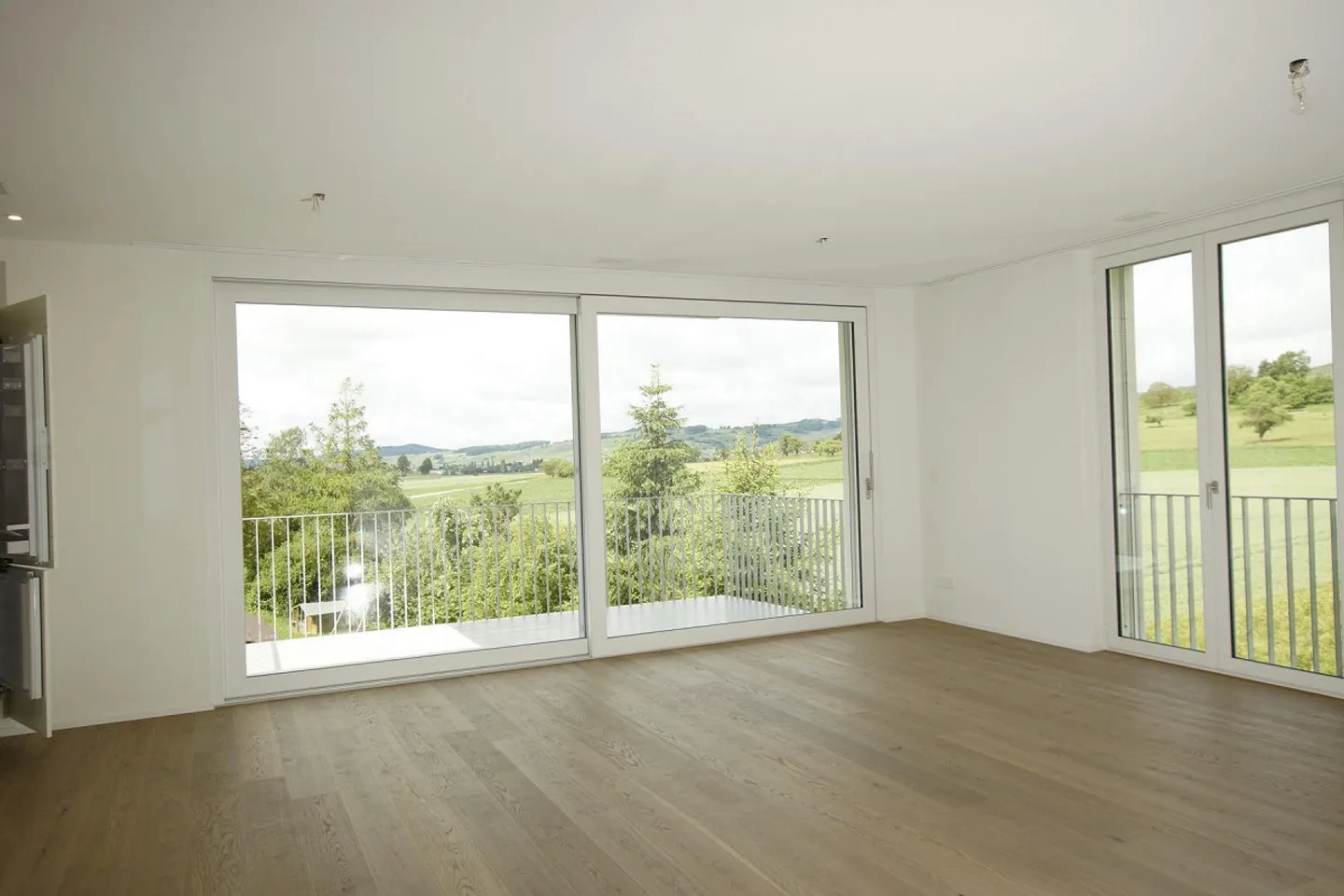 Bellissimo appartamento moderno e luminoso con grande balcone e vista panoramica - Foto 4 di 7