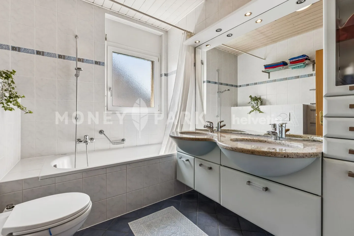 Family villa with swimming pool in Boussens - Photo 12 of 14