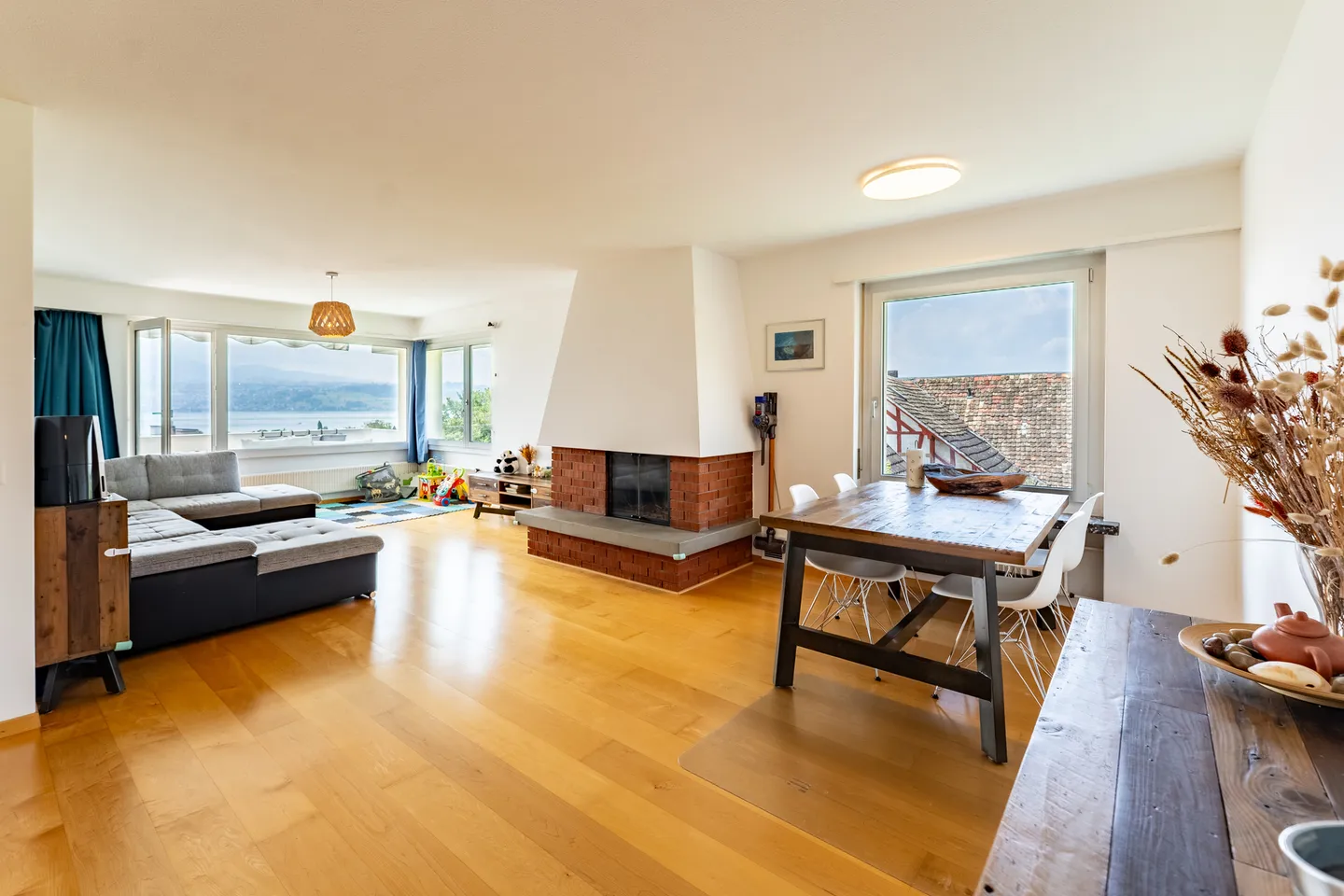 Modernisierte 4.5-Zimmer-Wohnung mit traumhaftem See- und Bergblick - Foto 3 di 19