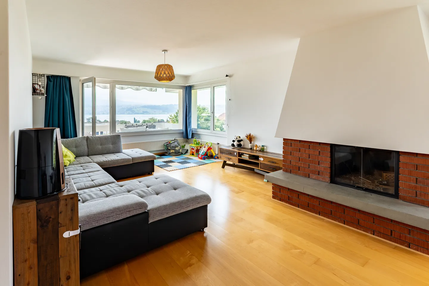 Modernisierte 4.5-Zimmer-Wohnung mit traumhaftem See- und Bergblick - Foto 4 di 19