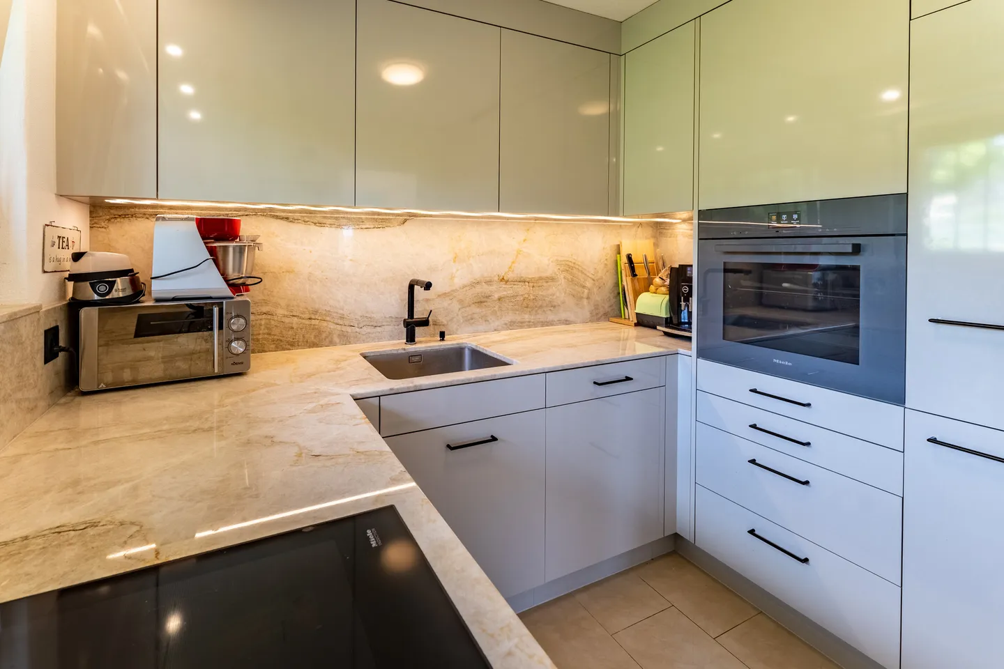 Modernisierte 4.5-Zimmer-Wohnung mit traumhaftem See- und Bergblick - Foto 5 di 19