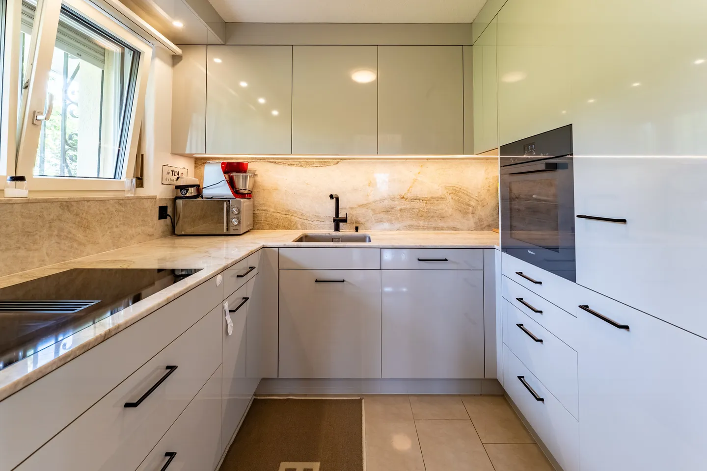 Modernisierte 4.5-Zimmer-Wohnung mit traumhaftem See- und Bergblick - Foto 6 di 19