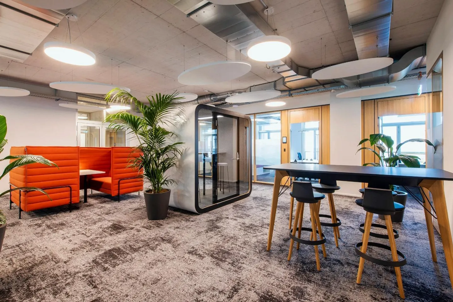 Fully equipped open-plan offices for you and your team at Regus Spoom Kriens - Photo 8 of 8