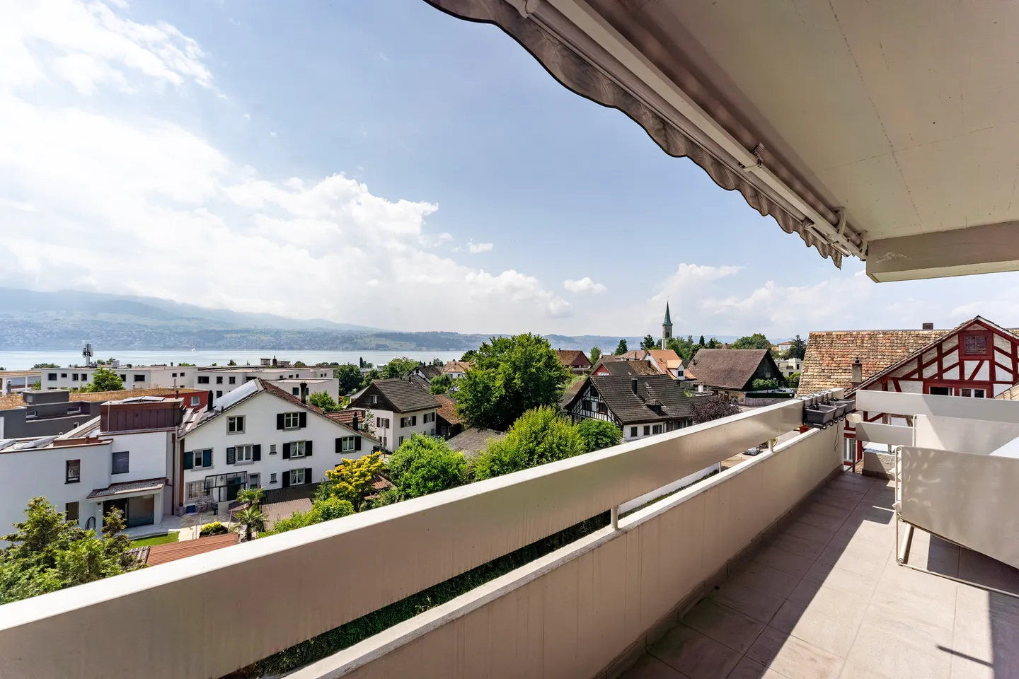 Modernisierte 4.5-Zimmer-Wohnung mit traumhaftem See- und Bergblick - Foto 13 di 19