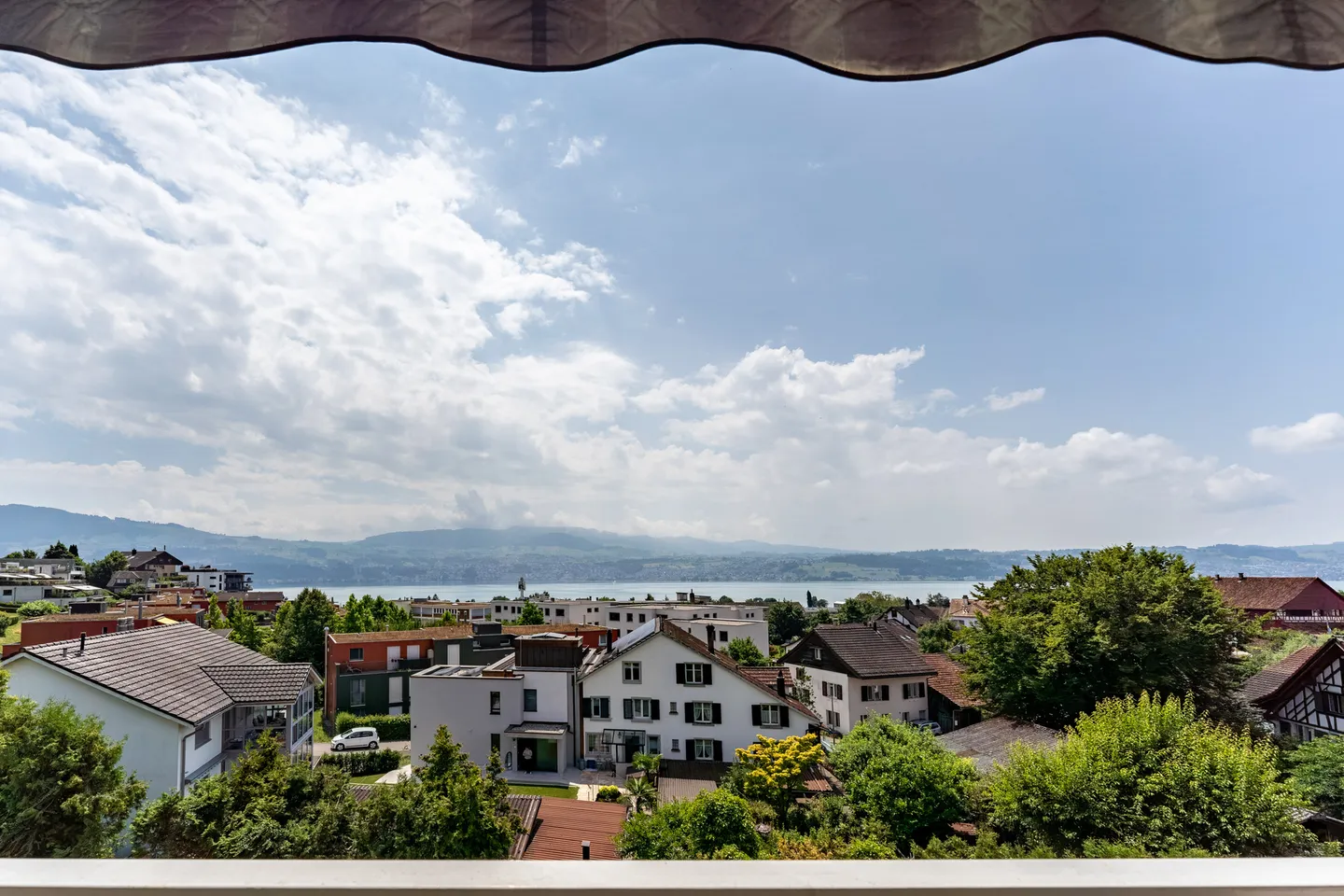 Modernisierte 4.5-Zimmer-Wohnung mit traumhaftem See- und Bergblick - Foto 14 di 19