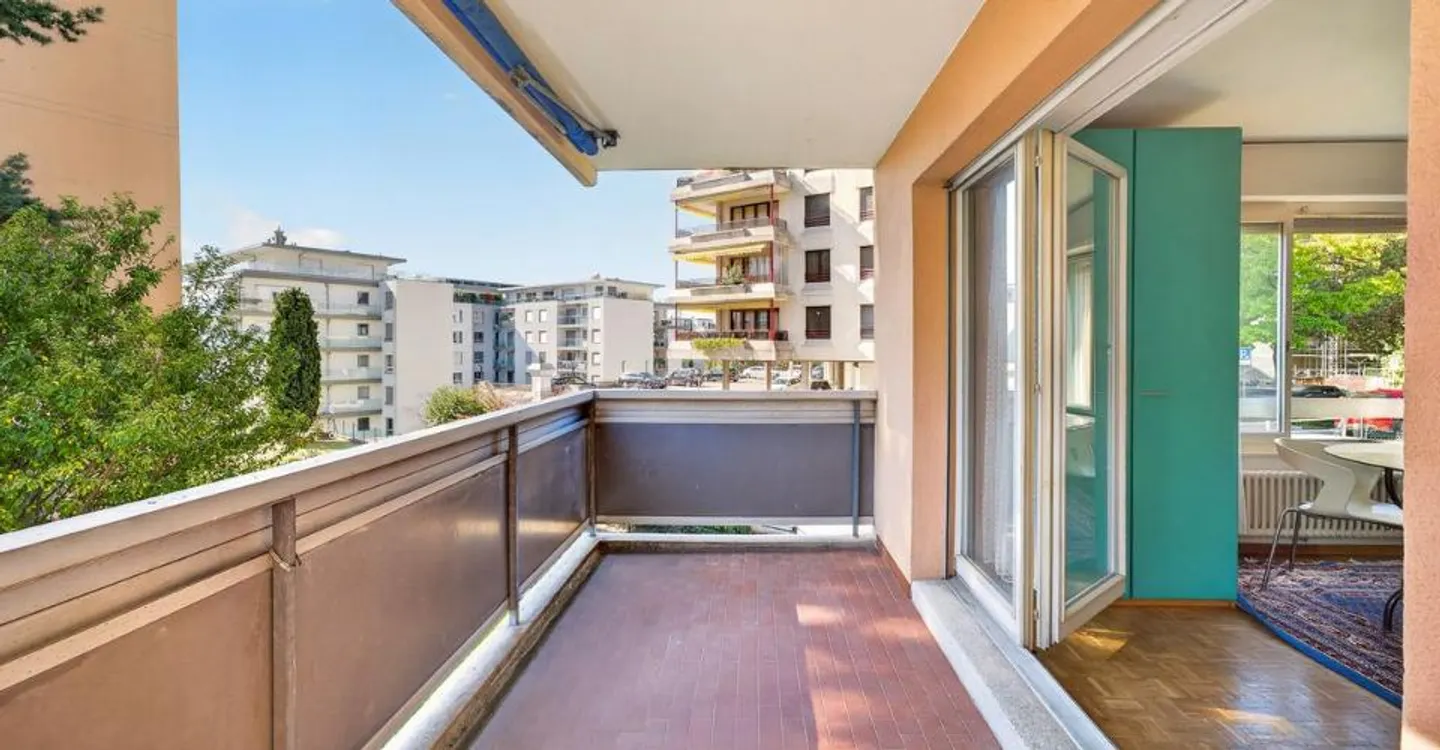 Charming Studio with Large Balcony - Photo 2 of 4