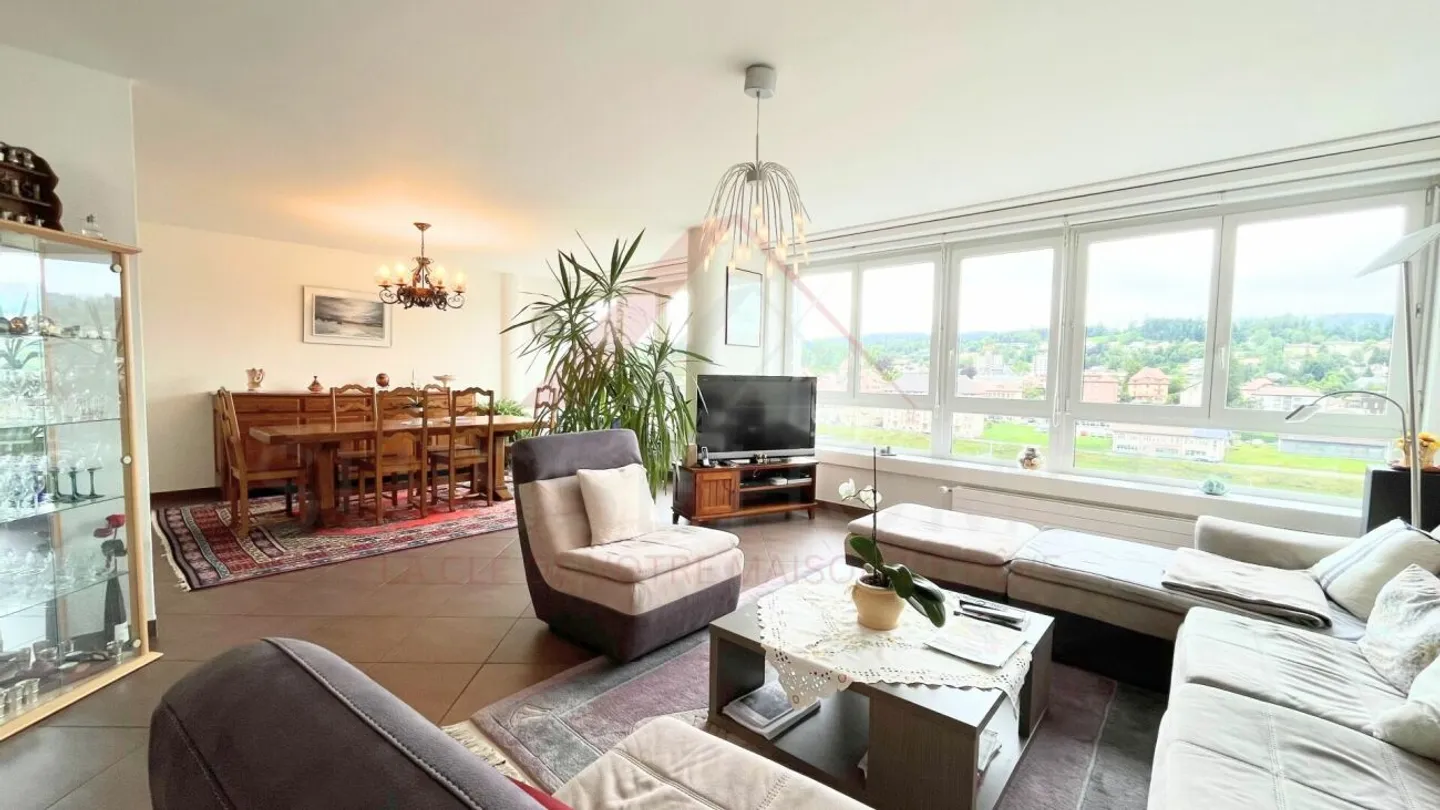 La Chaux-de-Fonds - Renovierte 4,5 Zimmer (130 m²) im 8. Stock mit Aufzug und Aussicht - Foto 1 von 13