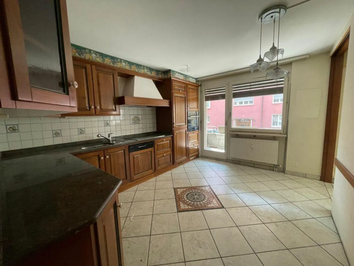Vivere in una zona residenziale centrale e popolare - Foto 5 di 11