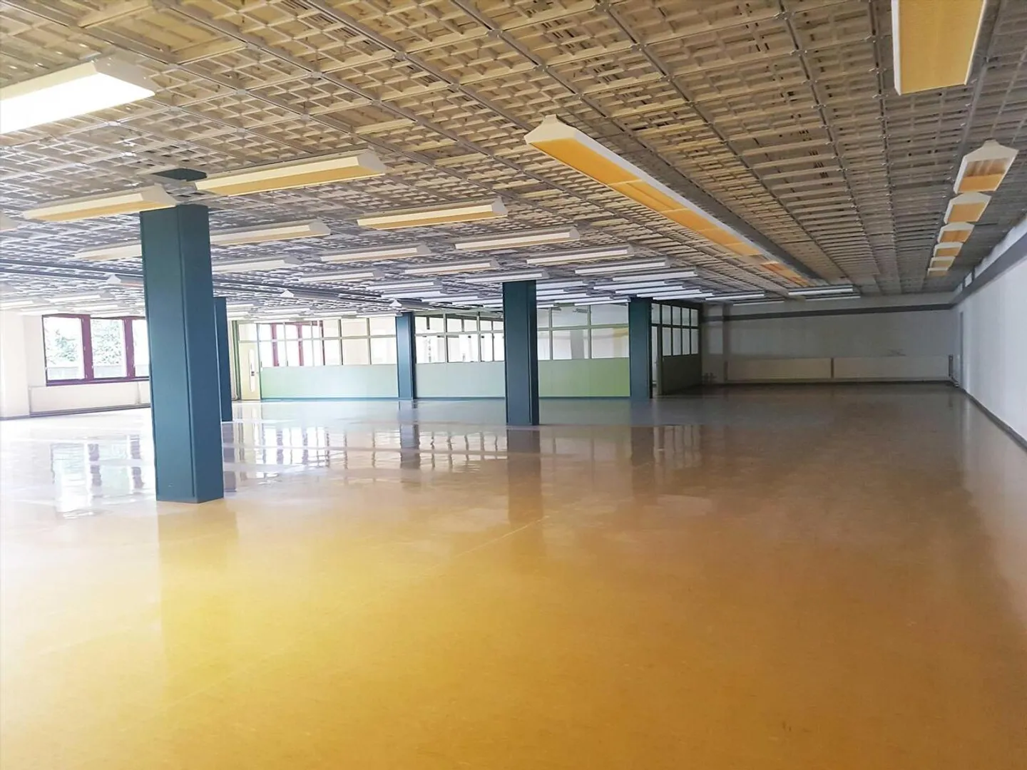 Ampio magazzino vicino alla stazione di Aarau - Foto 3 di 4