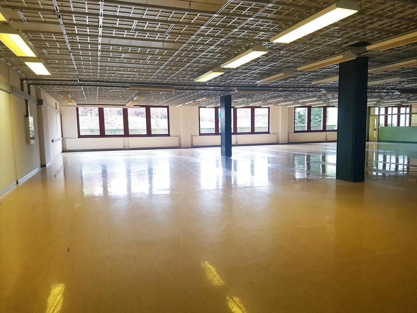 Ampio magazzino vicino alla stazione di Aarau - Foto 2 di 4