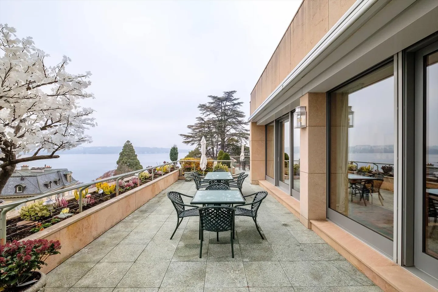 Wunderschöne Wohnung mit Terrasse mit Blick auf den See - Foto 1 von 13