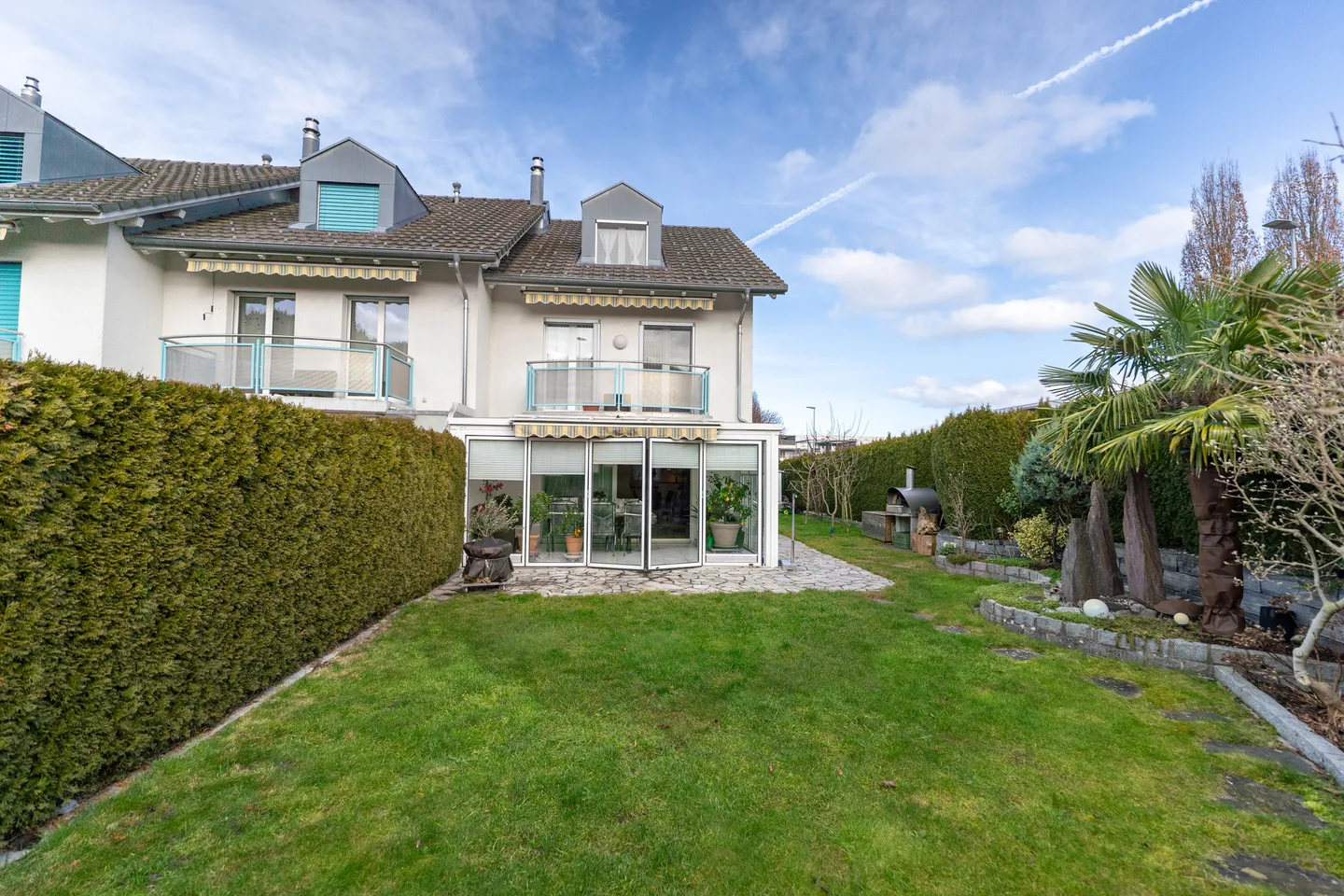 Idylle familiale à Spreitenbach – Charmante maison de ville de 7 pièces avec véranda et jardin - Photo 2 sur 22