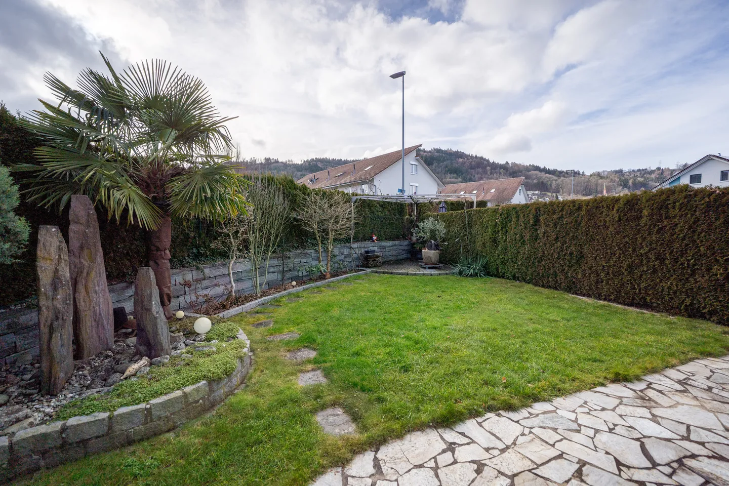 Idylle familiale à Spreitenbach – Charmante maison de ville de 7 pièces avec véranda et jardin - Photo 3 sur 22