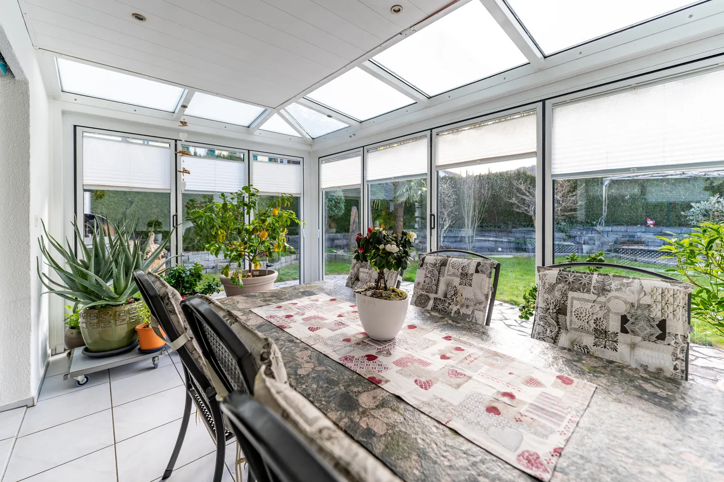 Idylle familiale à Spreitenbach – Charmante maison de ville de 7 pièces avec véranda et jardin - Photo 4 sur 22