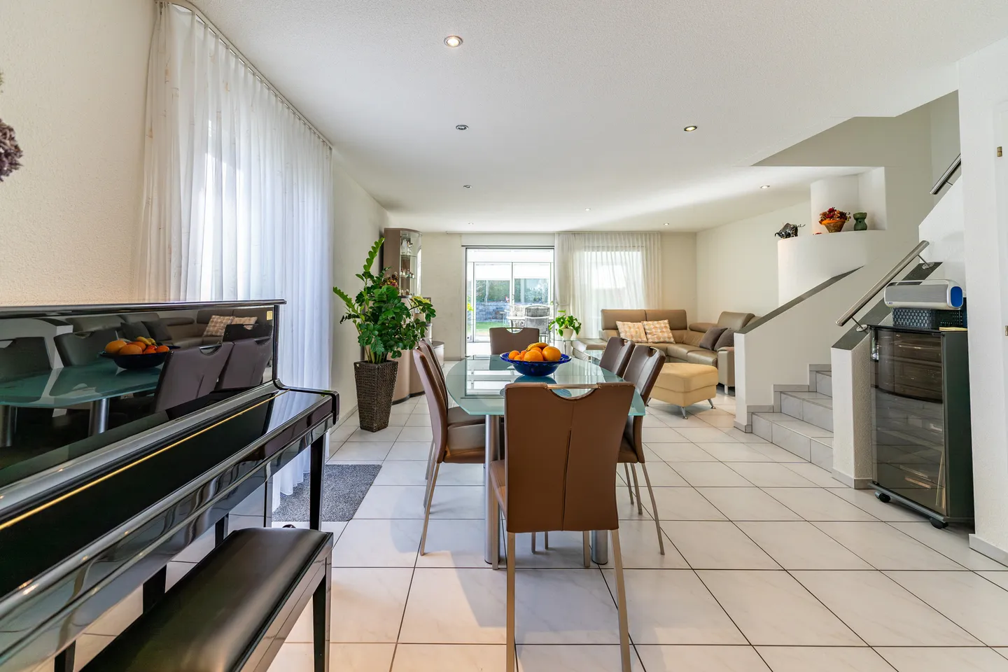 Idylle familiale à Spreitenbach – Charmante maison de ville de 7 pièces avec véranda et jardin - Photo 7 sur 22