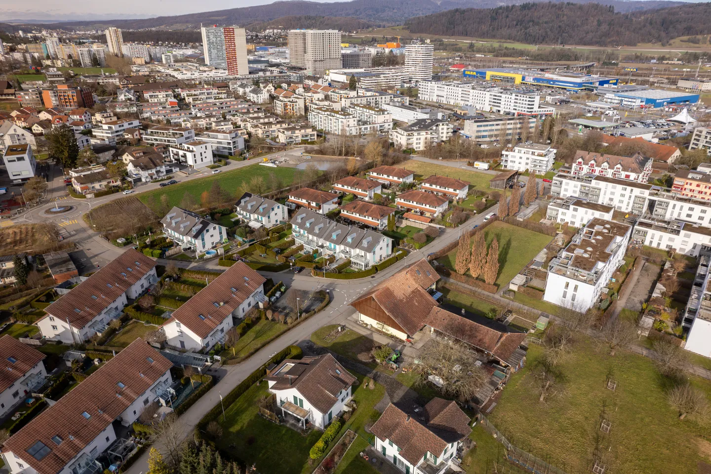 Idylle familiale à Spreitenbach – Charmante maison de ville de 7 pièces avec véranda et jardin - Photo 16 sur 22