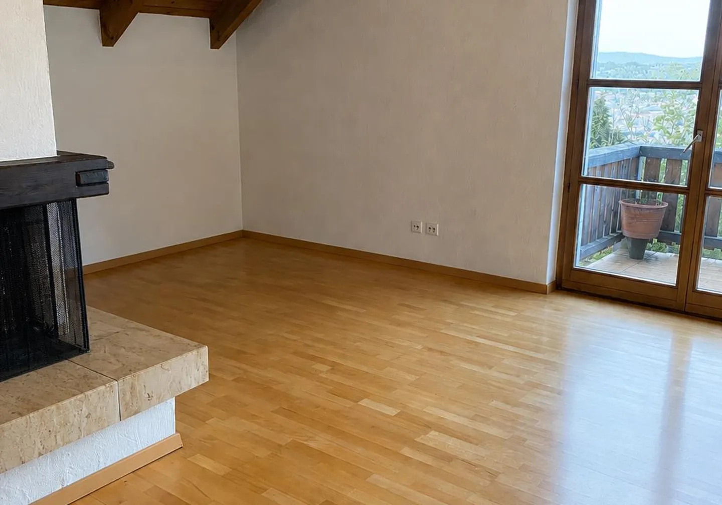 APPARTEMENT PENTHOUSE 3.5 CHAMBRES LUMINEUX AVEC BALCON, CHEMINÉE ET VUE PANORAMIQUE SUR ZURICH - Photo 2 sur 9