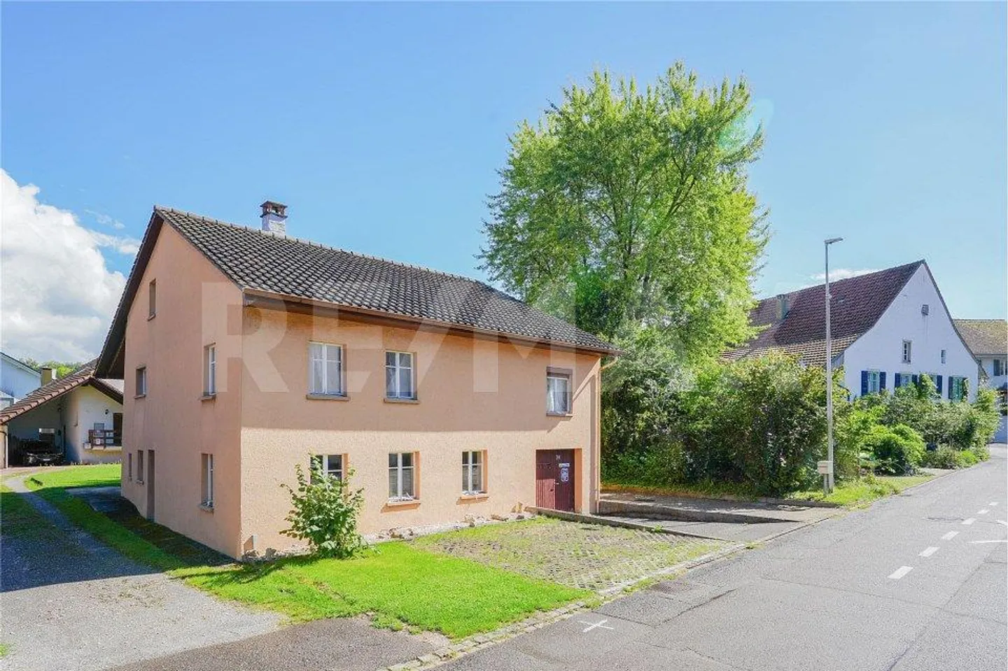 Detached house in need of renovation - plenty of space for your projects - Photo 2 of 12