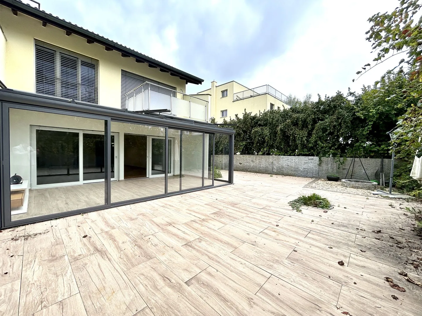 Vivere con stile in un ambiente tranquillo! Casa a schiera di 6,5 stanze modernizzata - Foto 1 di 20