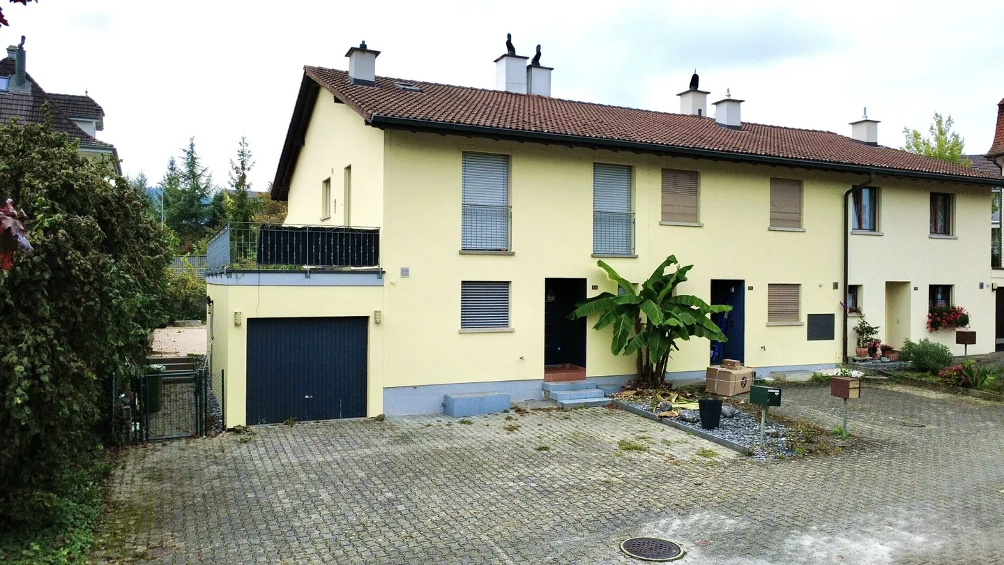 Vivere con stile in un ambiente tranquillo! Casa a schiera di 6,5 stanze modernizzata - Foto 3 di 20