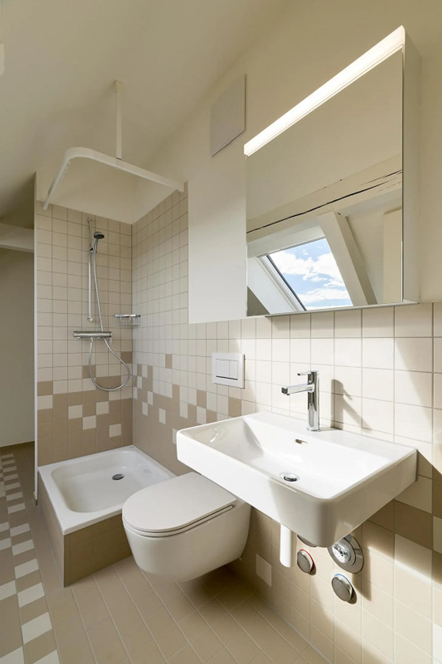 Charmantes 1.5-Zimmer Attique - Foto 2 von 5