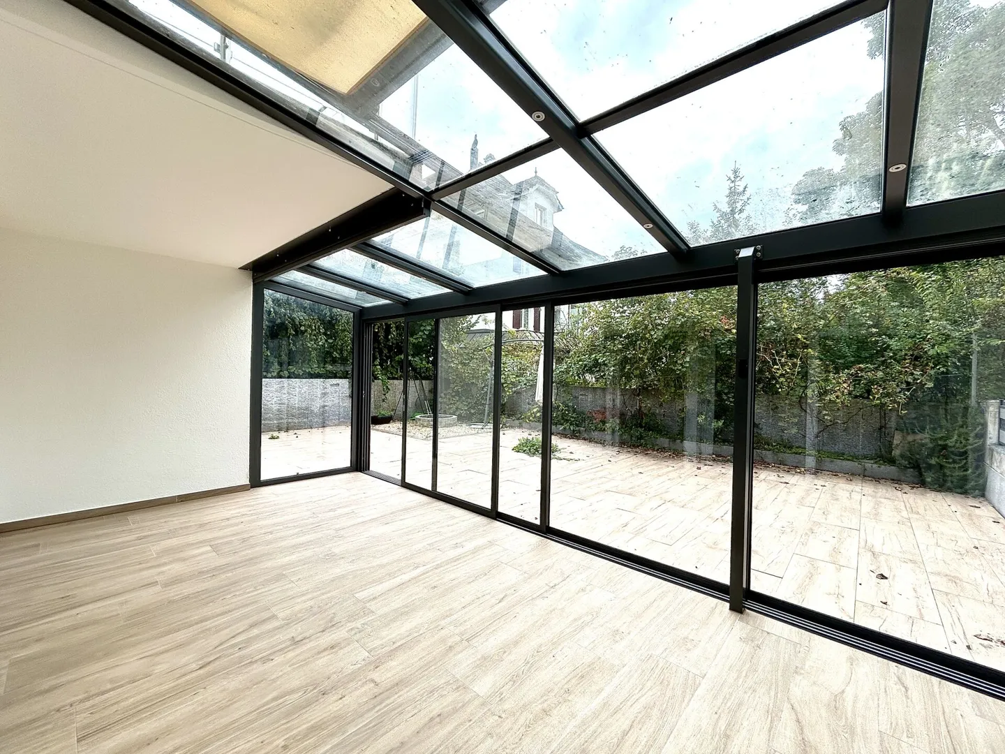 Vivere con stile in un ambiente tranquillo! Casa a schiera di 6,5 stanze modernizzata - Foto 4 di 20