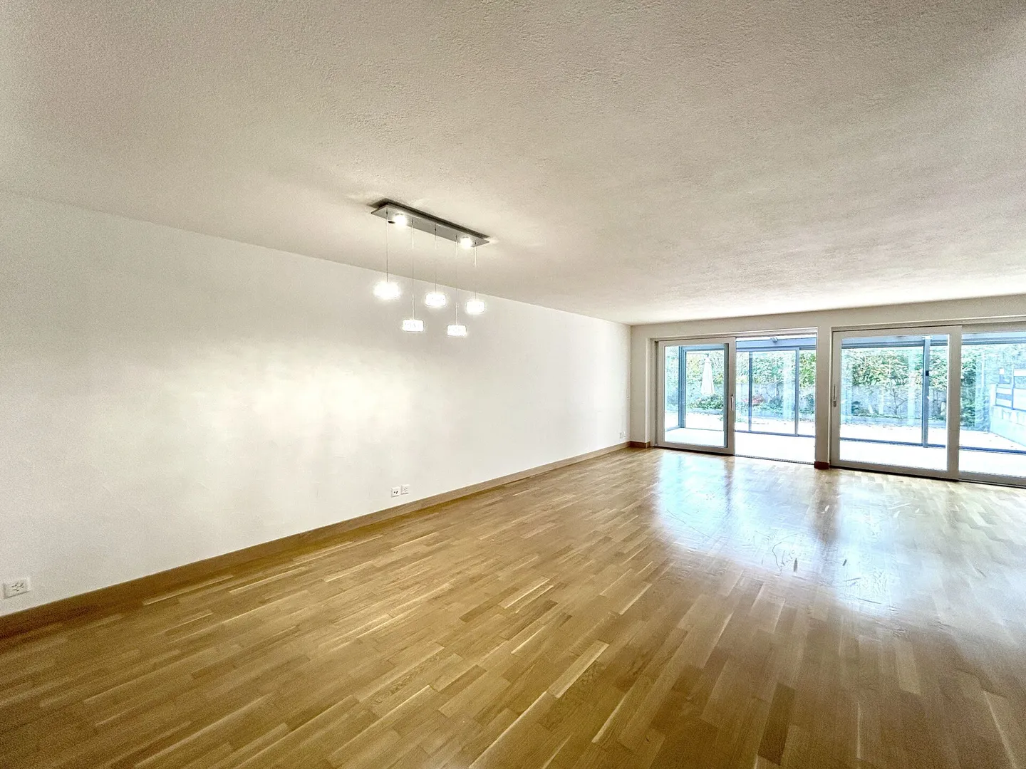 Vivere con stile in un ambiente tranquillo! Casa a schiera di 6,5 stanze modernizzata - Foto 5 di 20