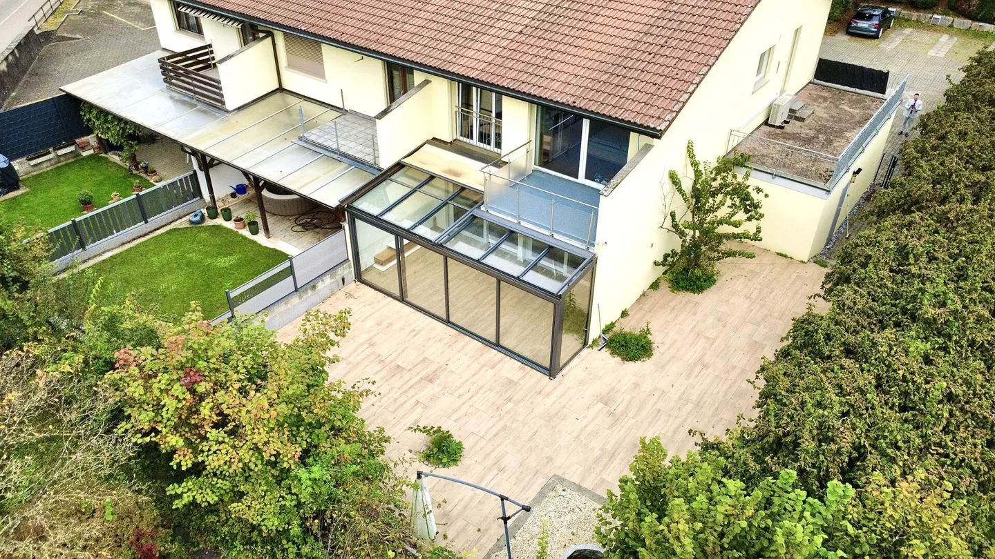 Vivere con stile in un ambiente tranquillo! Casa a schiera di 6,5 stanze modernizzata - Foto 2 di 20