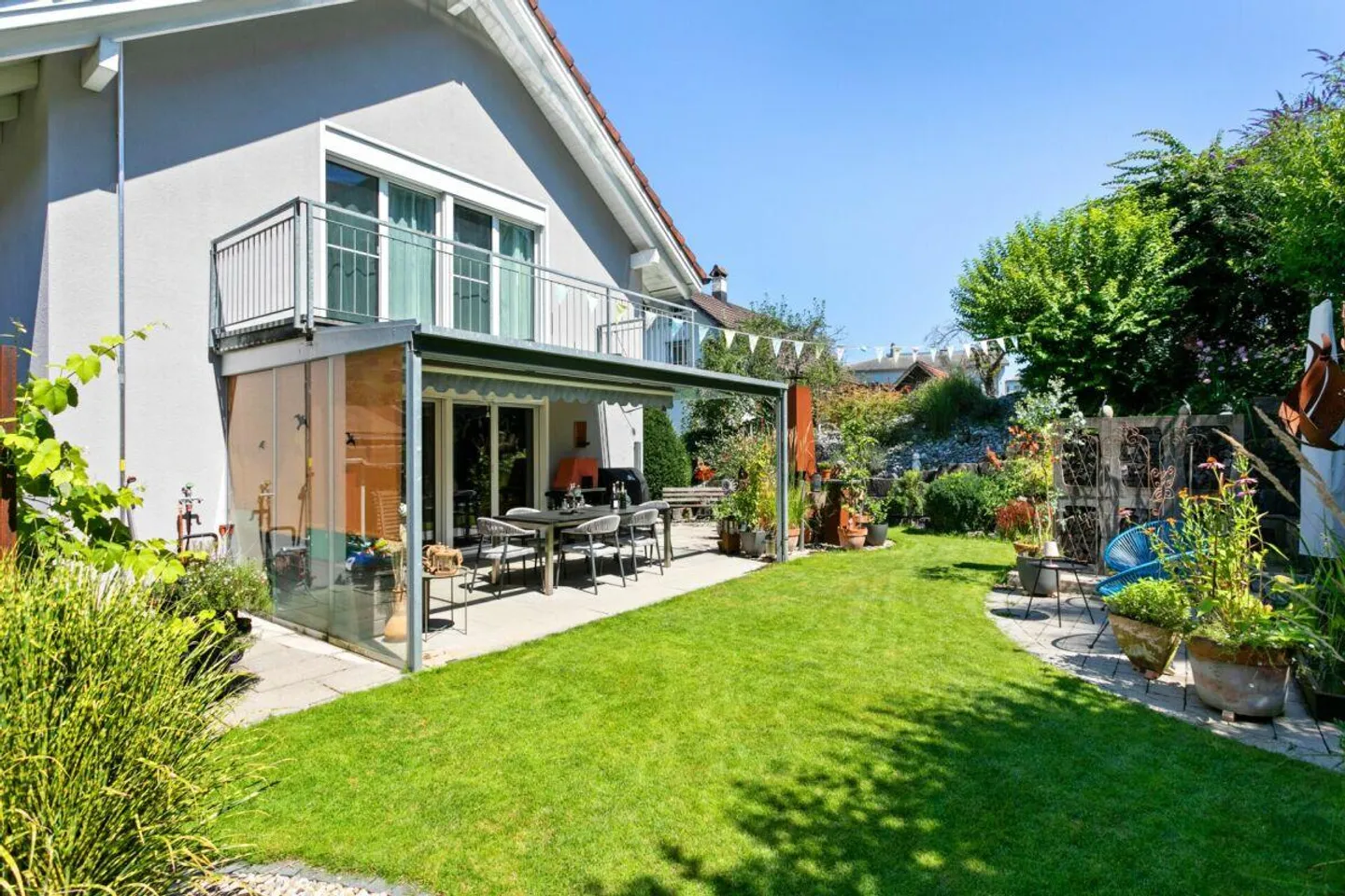 Attraktives Einfamilienhaus an zentraler Lage mit herrlichem Garten - Foto 1 von 14