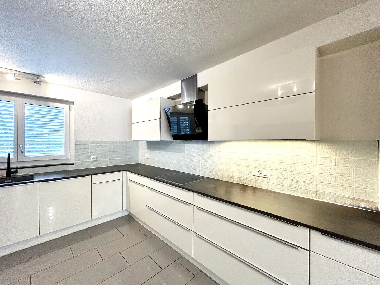 Vivere con stile in un ambiente tranquillo! Casa a schiera di 6,5 stanze modernizzata - Foto 7 di 20
